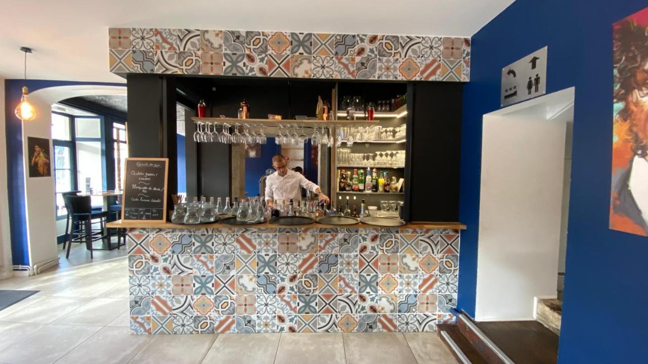 Hotel Restaurant La Place Saint-Amand-Mont-Rond エクステリア 写真